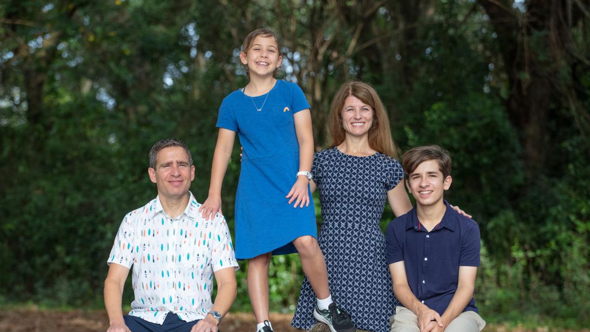 Charlotte with her dad, mom, and brother in 2022